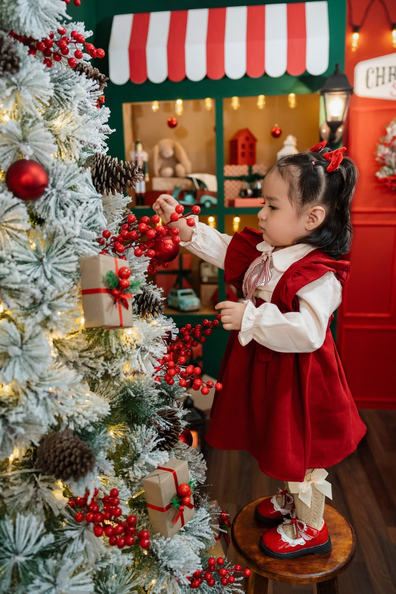 Vestido Rojo Clásico con Blusa Beige – Colección Navidad Mágica Imagen secundaria del producto
