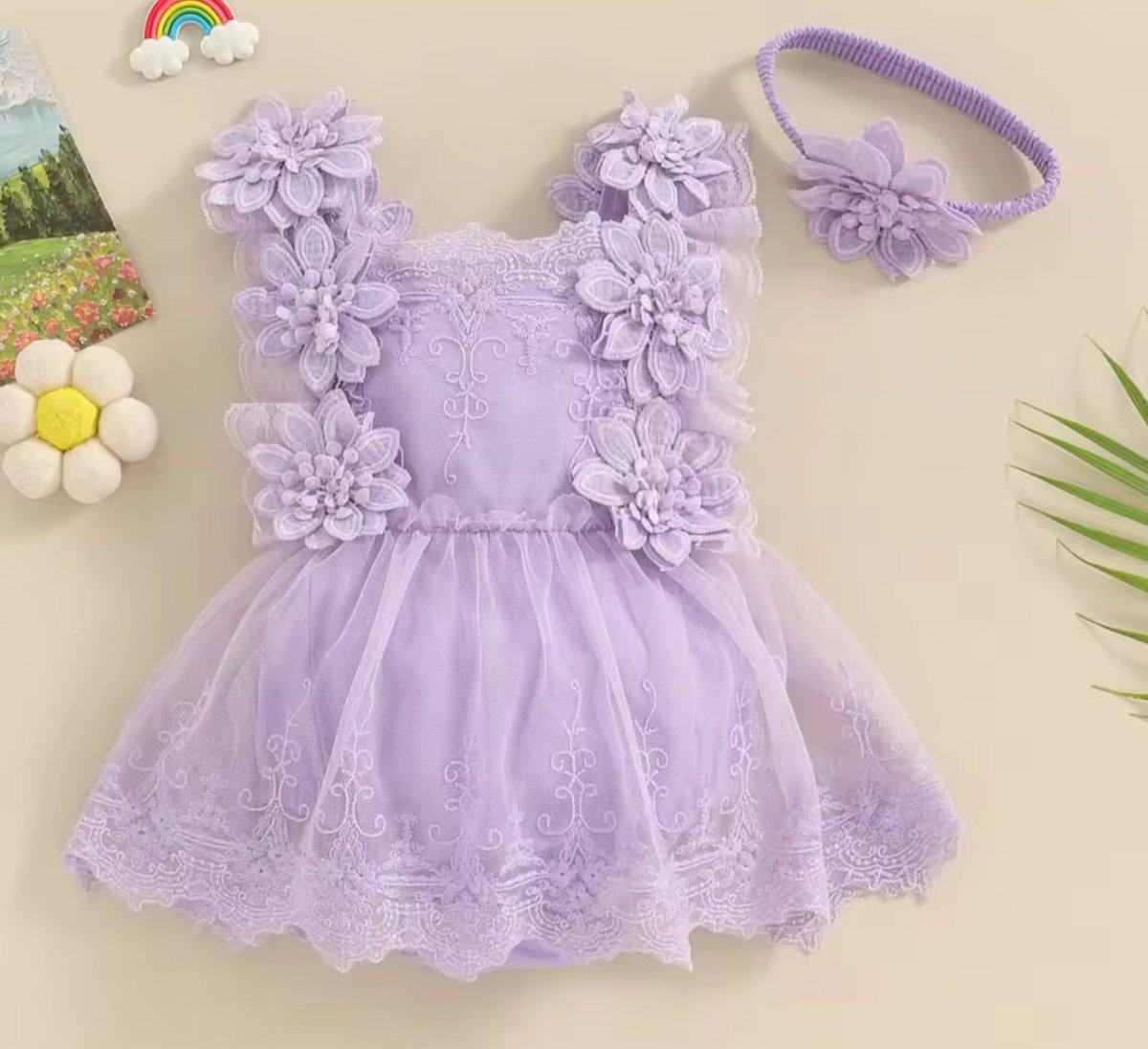Enterizo con Encaje Floral 3D y Vincha – Tono Lila Elegante | Vestido de Encaje | Ropa de bebé y niña | El Closet de Emma Imagen principal del producto