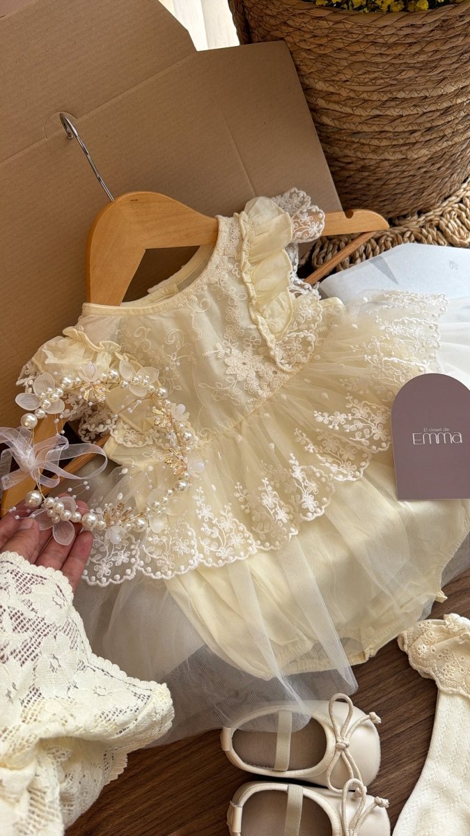 Outfit Vintage para Bebé Niña en Marfil | Vestido de Encaje con Tul, Zapatos, Medias, Tiara y Vincha de Flores | | Ropa de bebé y niña | El Closet de Emma