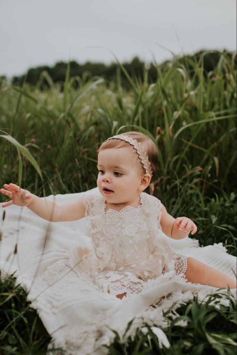 Enterizo Beige con Encaje Floral y Volantes Laterales