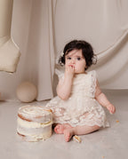 Enterizo Beige con Encaje Floral y Volantes Laterales