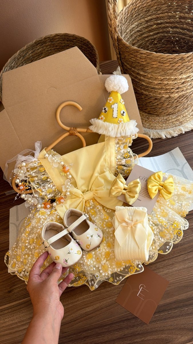 Vestido conjunto de la abejita + gorro cumpleañero | | Ropa de bebé y niña | El Closet de Emma