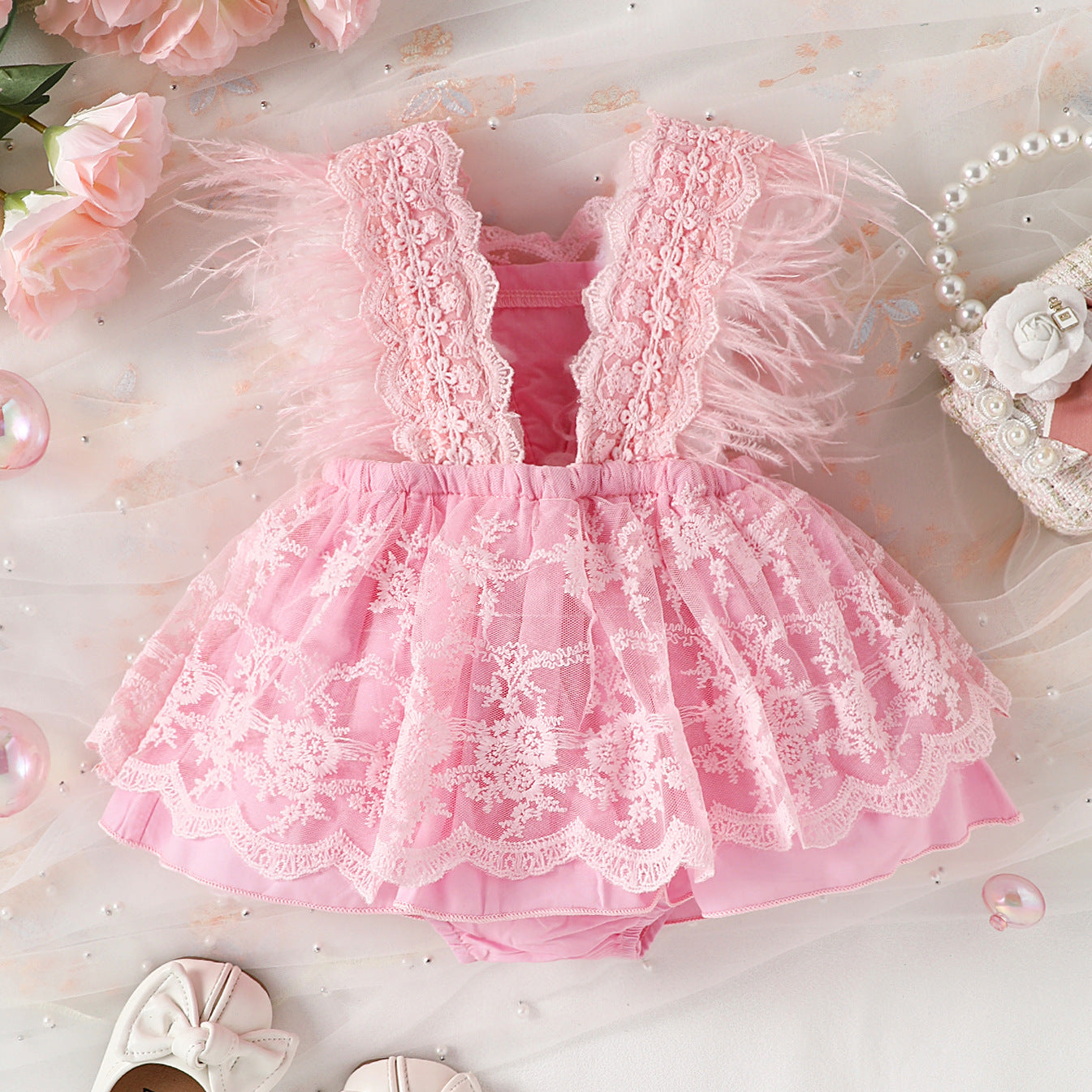 Vestido Rosa de Encaje con Plumas – Glamour y Dulzura en una sola prenda