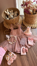 Outfit Vintage Rosa Empolvado para Bebé Niña | Vestido de Tul Elegante con Accesorios | El Clóset de Emma