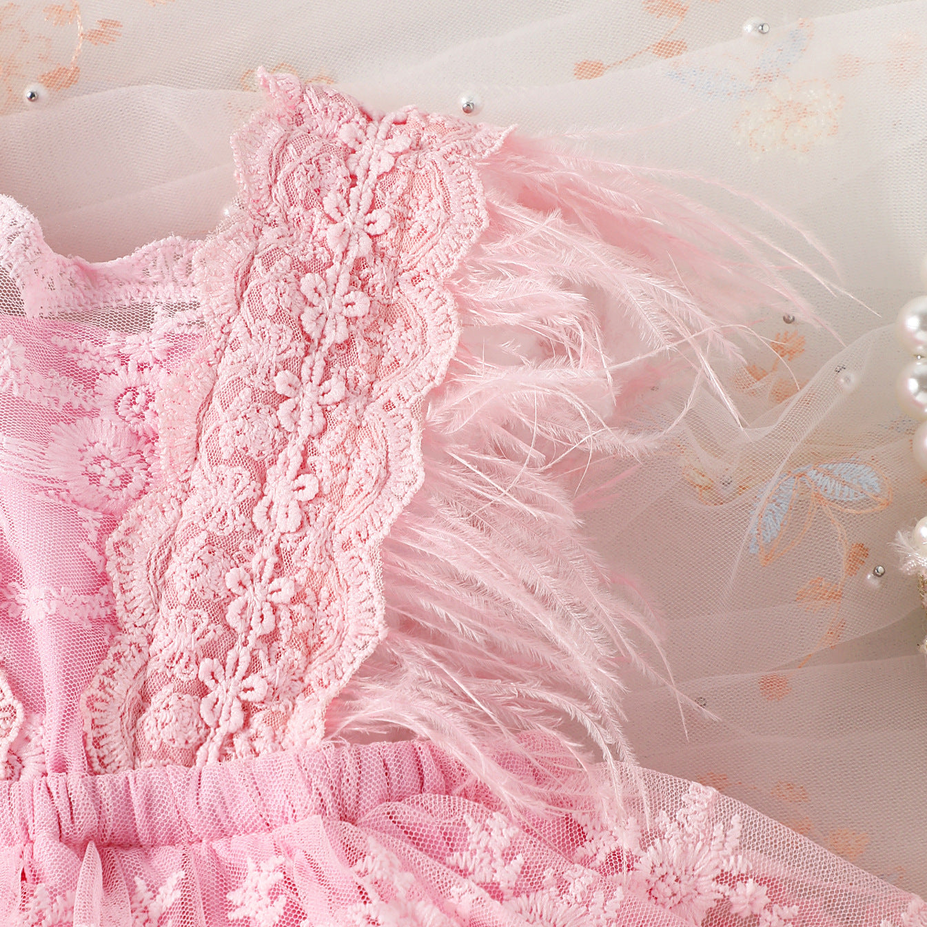 Vestido Rosa de Encaje con Plumas – Glamour y Dulzura en una sola prenda