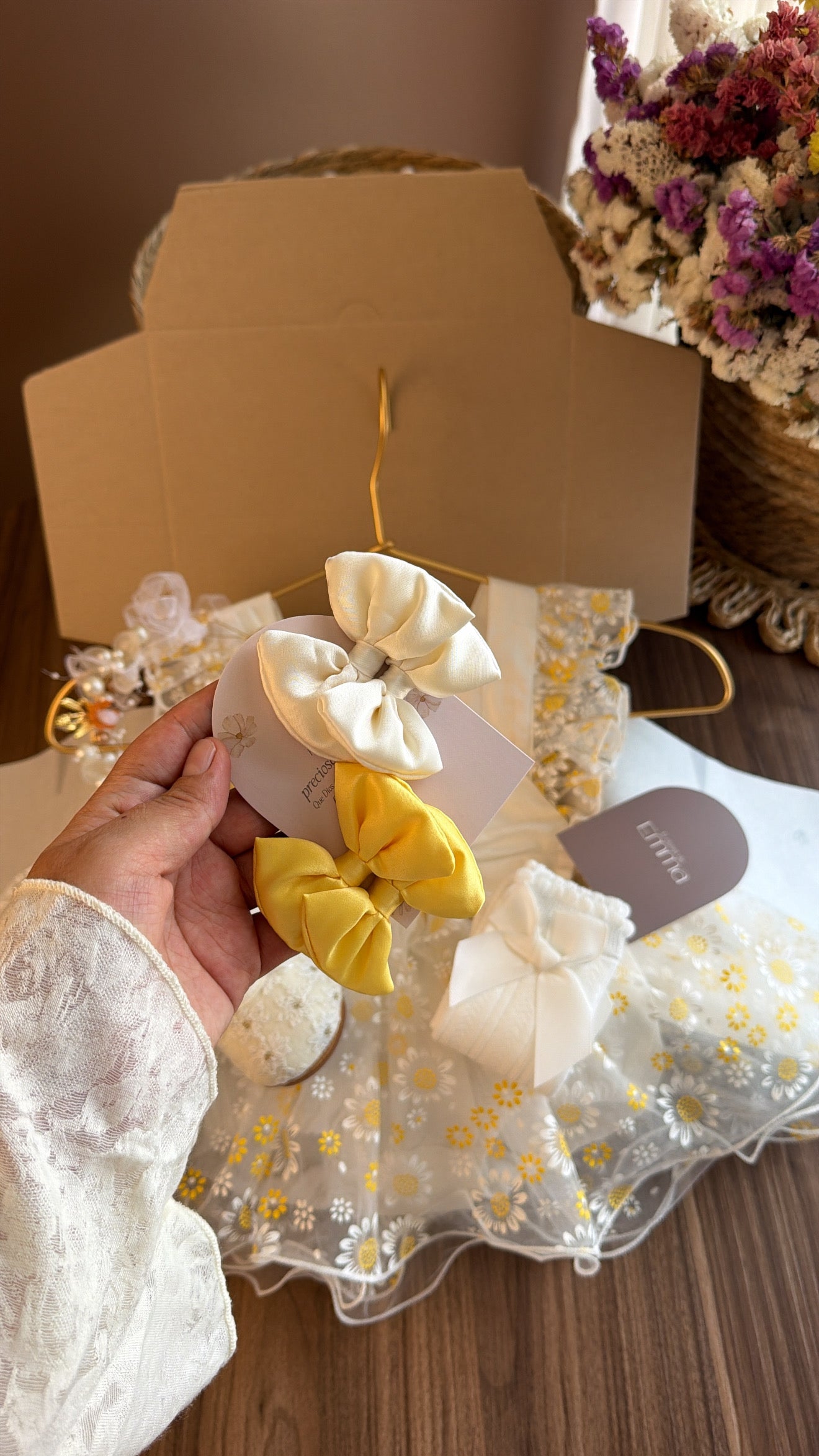 Vestido Elegante para Bebé Color Perla con Estampado de Margaritas Doradas | Set Completo para Niña