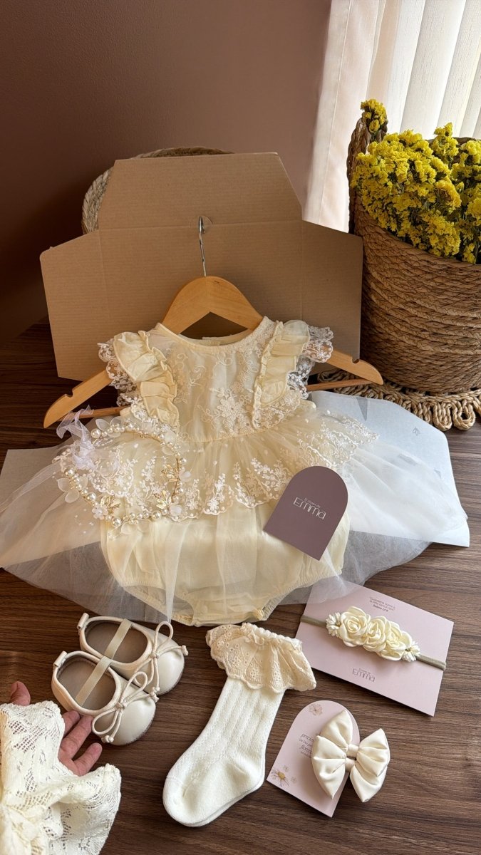 Outfit Vintage para Bebé Niña en Marfil | Vestido de Encaje con Tul, Zapatos, Medias, Tiara y Vincha de Flores | | Ropa de bebé y niña | El Closet de Emma