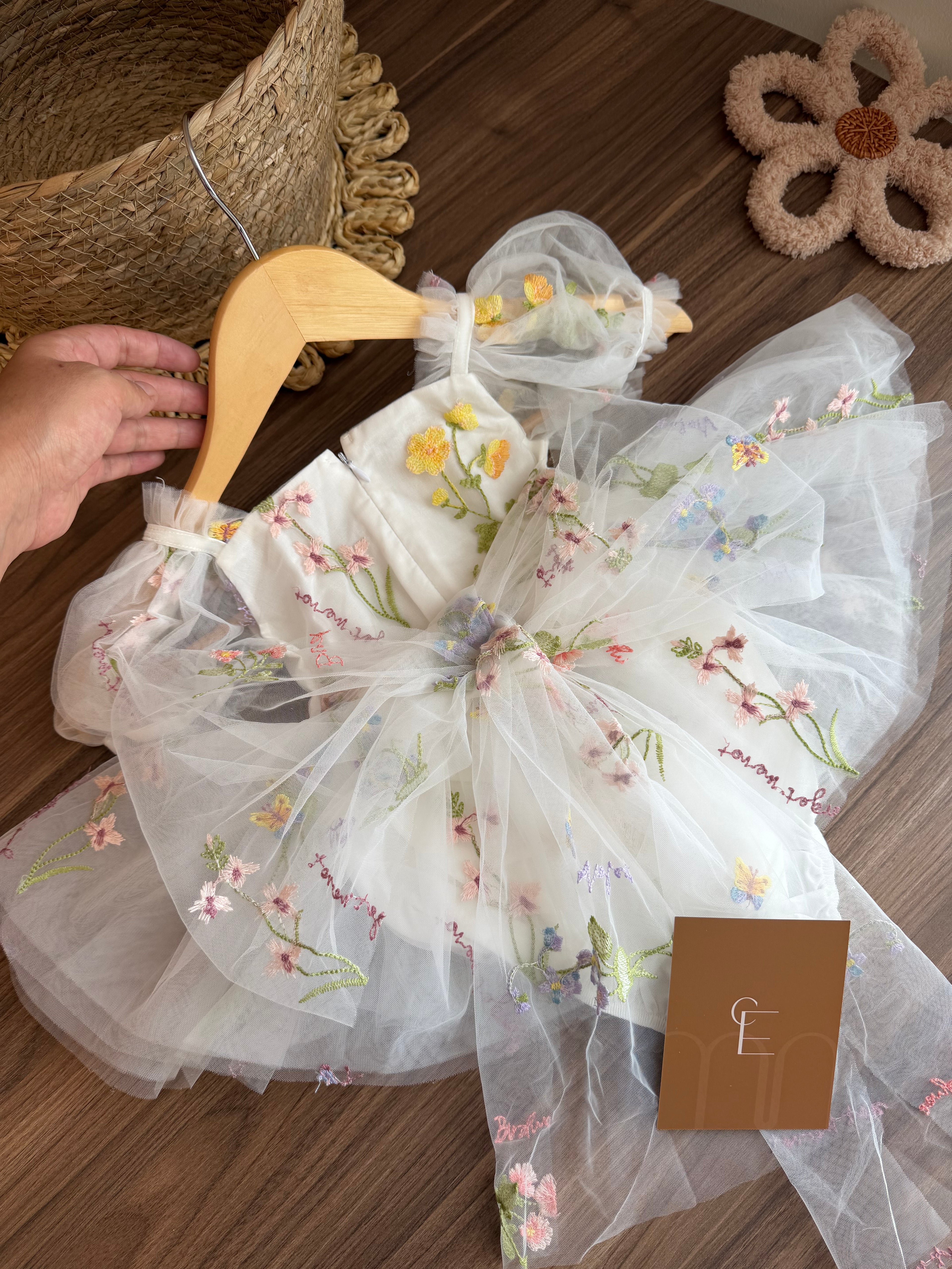 Vestido Floral Blanco Tul Lazo – Edición Encanto