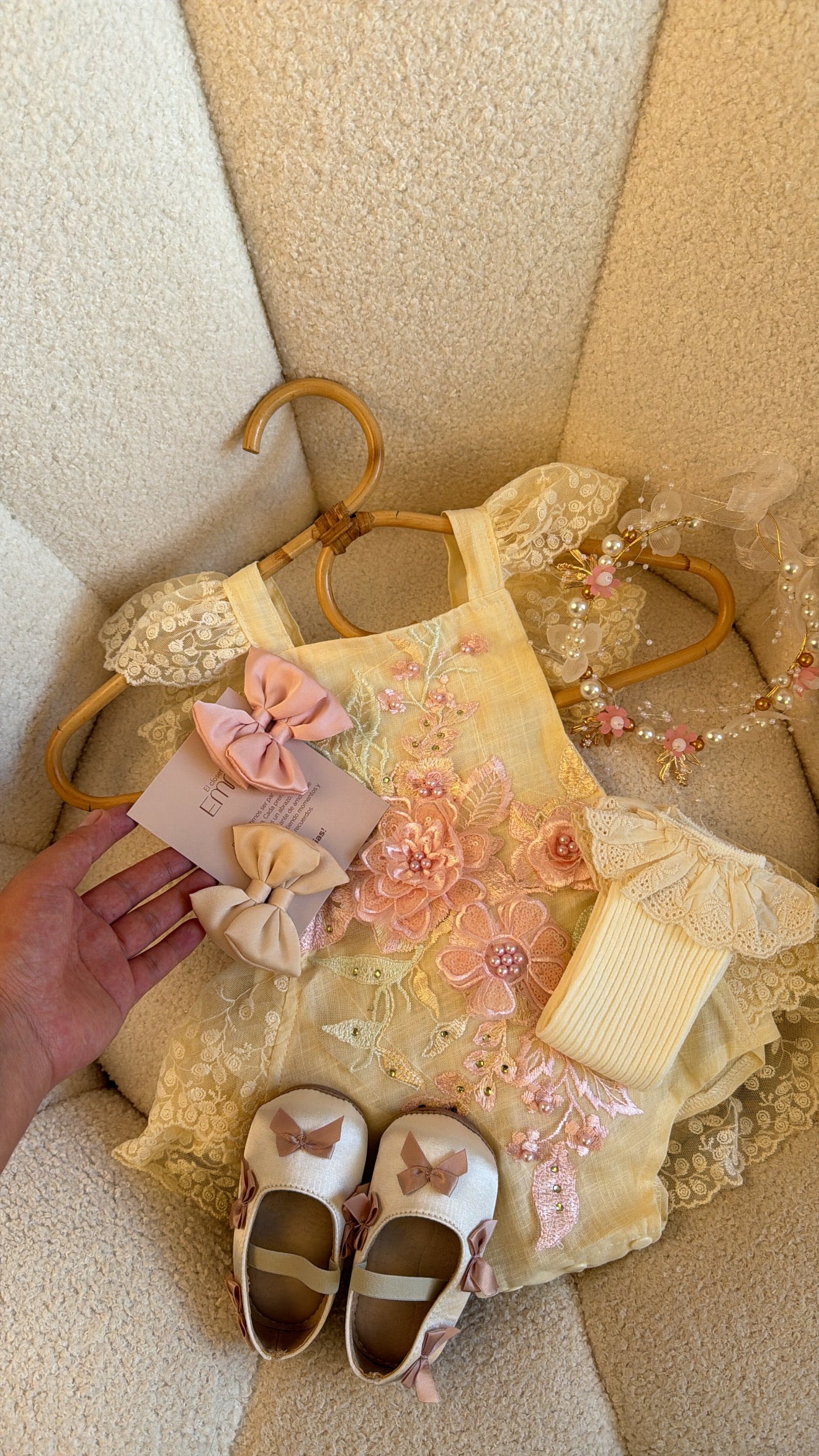 Outfit de encaje y perlas Imagen principal del producto