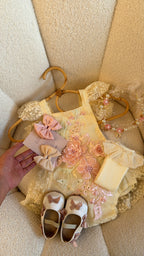 Outfit de encaje y perlas