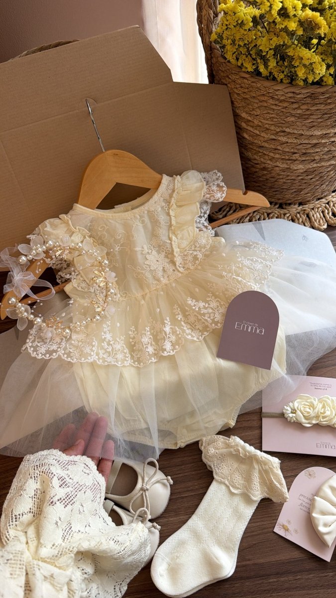 Outfit Vintage para Bebé Niña en Marfil | Vestido de Encaje con Tul, Zapatos, Medias, Tiara y Vincha de Flores | | Ropa de bebé y niña | El Closet de Emma