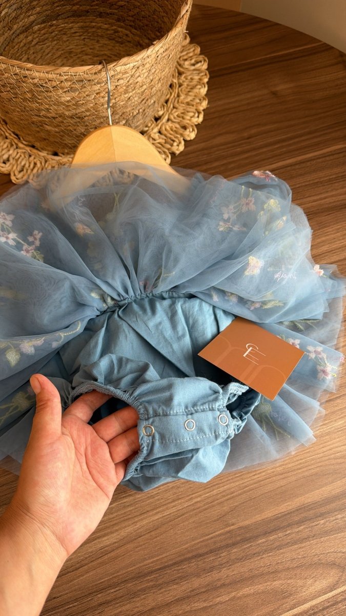 Vestido Tul Azul Bordado Floral con Lazo – Ocasiones Especiales | Vestido de Encaje | Ropa de bebé y niña | El Closet de Emma