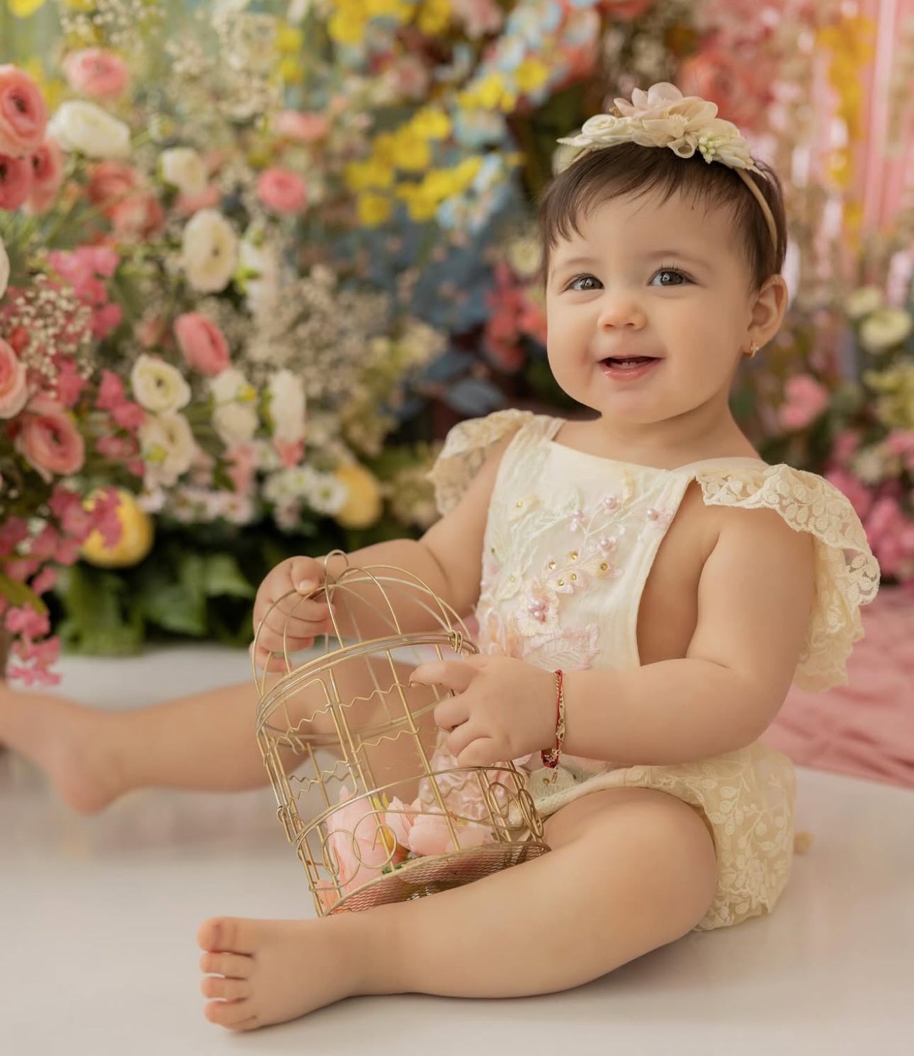 Enterizo de Encaje con Flores Bordadas para Bebé – Modelo Garden Bloom