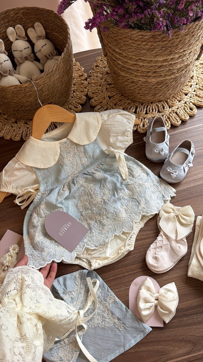 Conjunto Bebé Niña Celeste Vintage con Vestido de Encaje y Accesorios | | Ropa de bebé y niña | El Closet de Emma
