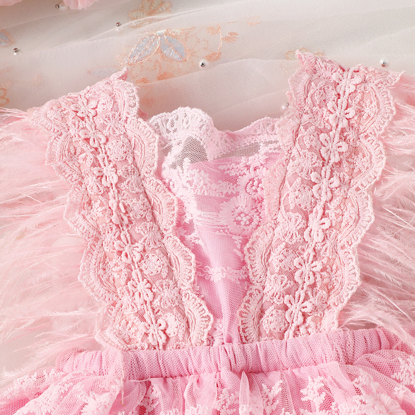 Vestido Rosa de Encaje con Plumas – Glamour y Dulzura en una sola prenda