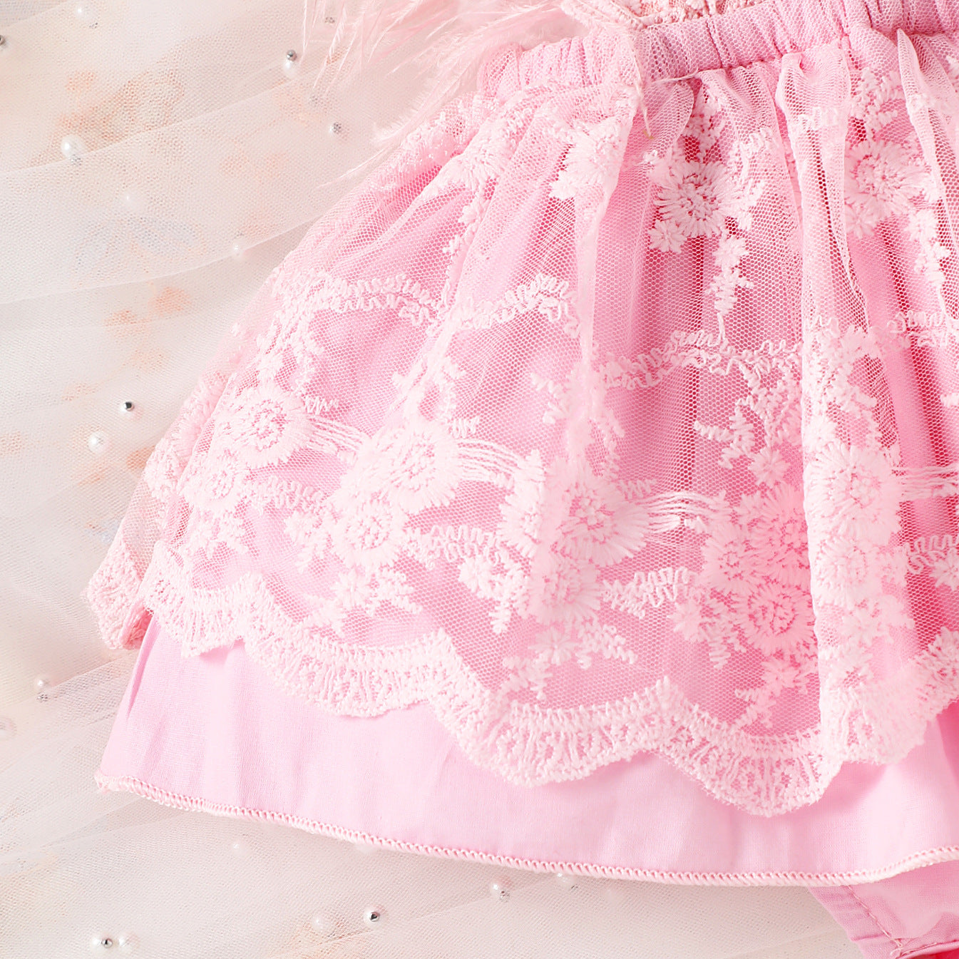 Vestido Rosa de Encaje con Plumas – Glamour y Dulzura en una sola prenda