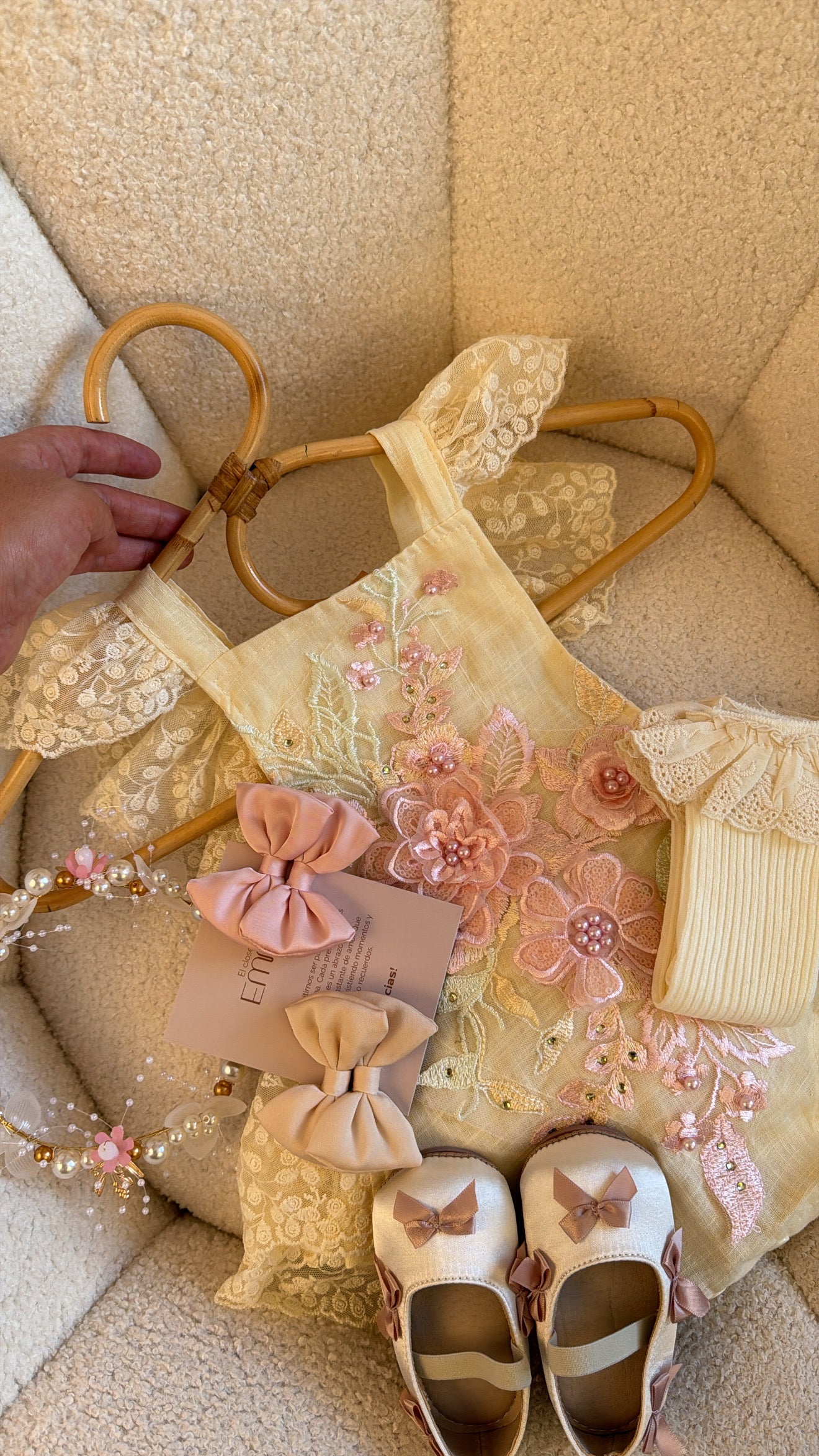 Outfit de encaje y perlas Imagen secundaria del producto