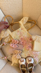 Outfit de encaje y perlas