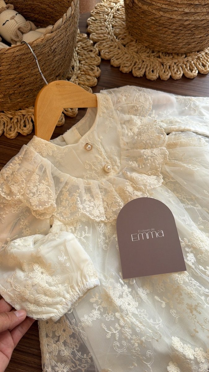 Outfit de Bautizo para Niña en Marfil con Encaje Floral, Zapatos y Tiara de Perlas | El Clóset de Emma | | Ropa de bebé y niña | El Closet de Emma
