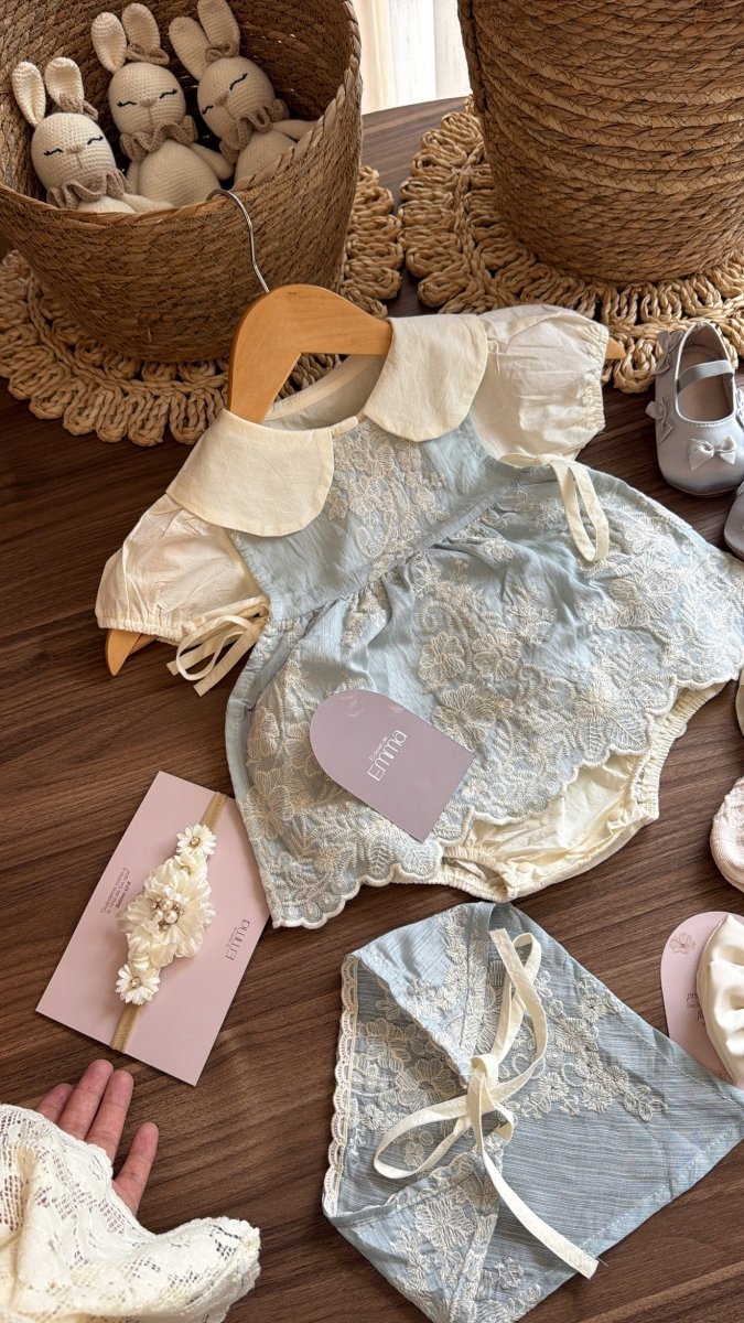 Conjunto Bebé Niña Celeste Vintage con Vestido de Encaje y Accesorios | | Ropa de bebé y niña | El Closet de Emma