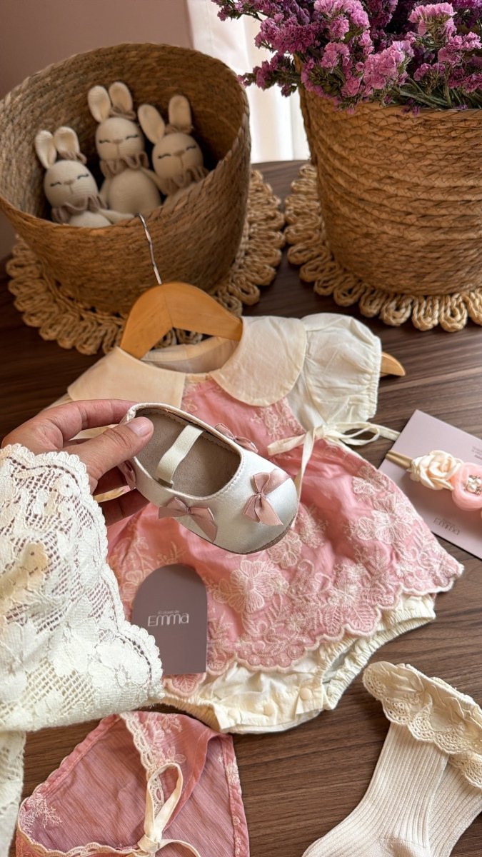 Vestido Vintage Rosa de Encaje para Bebé | Outfit Completo Imagen secundaria del producto