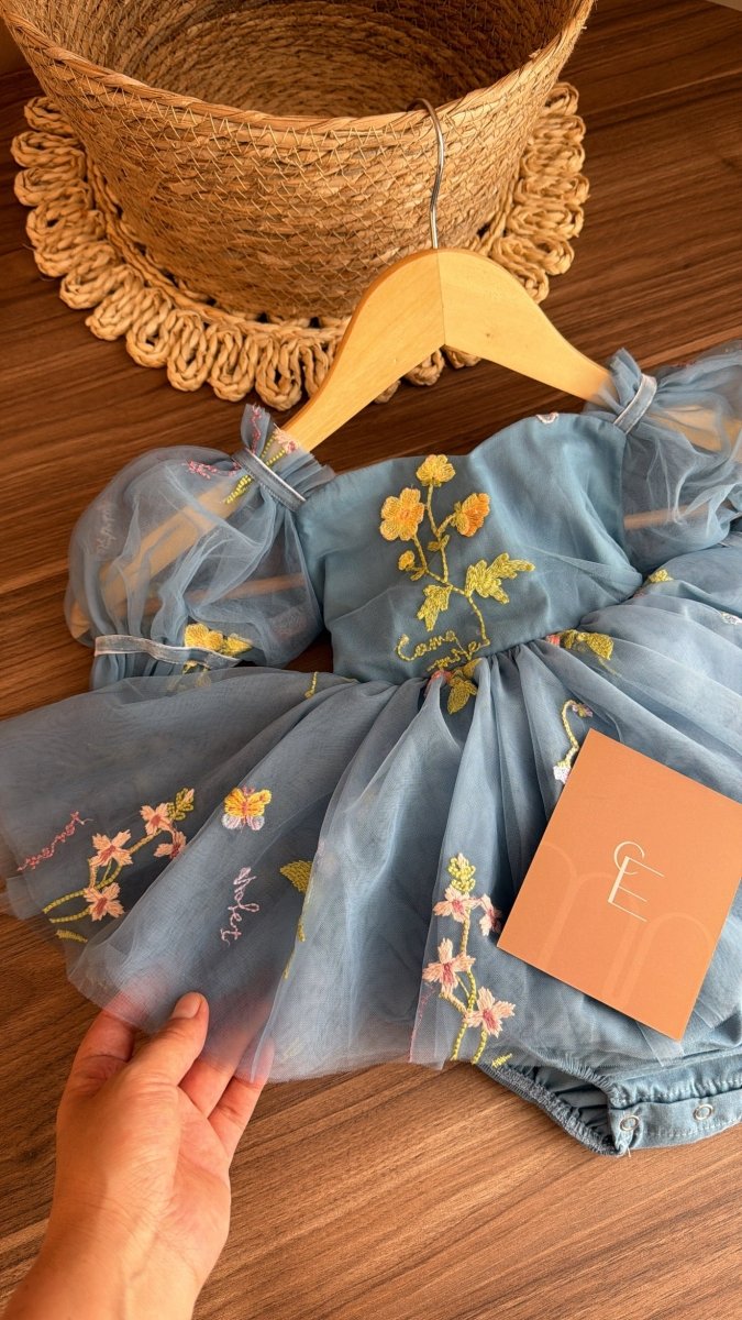 Vestido Tul Azul Bordado Floral con Lazo – Ocasiones Especiales | Vestido de Encaje | Ropa de bebé y niña | El Closet de Emma