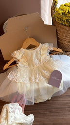 Outfit Vintage para Bebé Niña en Marfil | Vestido de Encaje con Tul, Zapatos, Medias, Tiara y Vincha de Flores | | Ropa de bebé y niña | El Closet de Emma