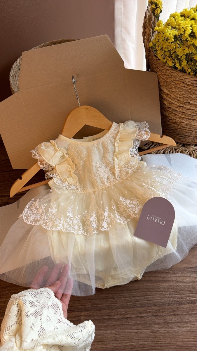 Outfit Vintage para Bebé Niña en Marfil | Vestido de Encaje con Tul, Zapatos, Medias, Tiara y Vincha de Flores | | Ropa de bebé y niña | El Closet de Emma