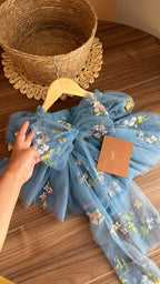 Vestido Tul Azul Bordado Floral con Lazo – Ocasiones Especiales | Vestido de Encaje | Ropa de bebé y niña | El Closet de Emma
