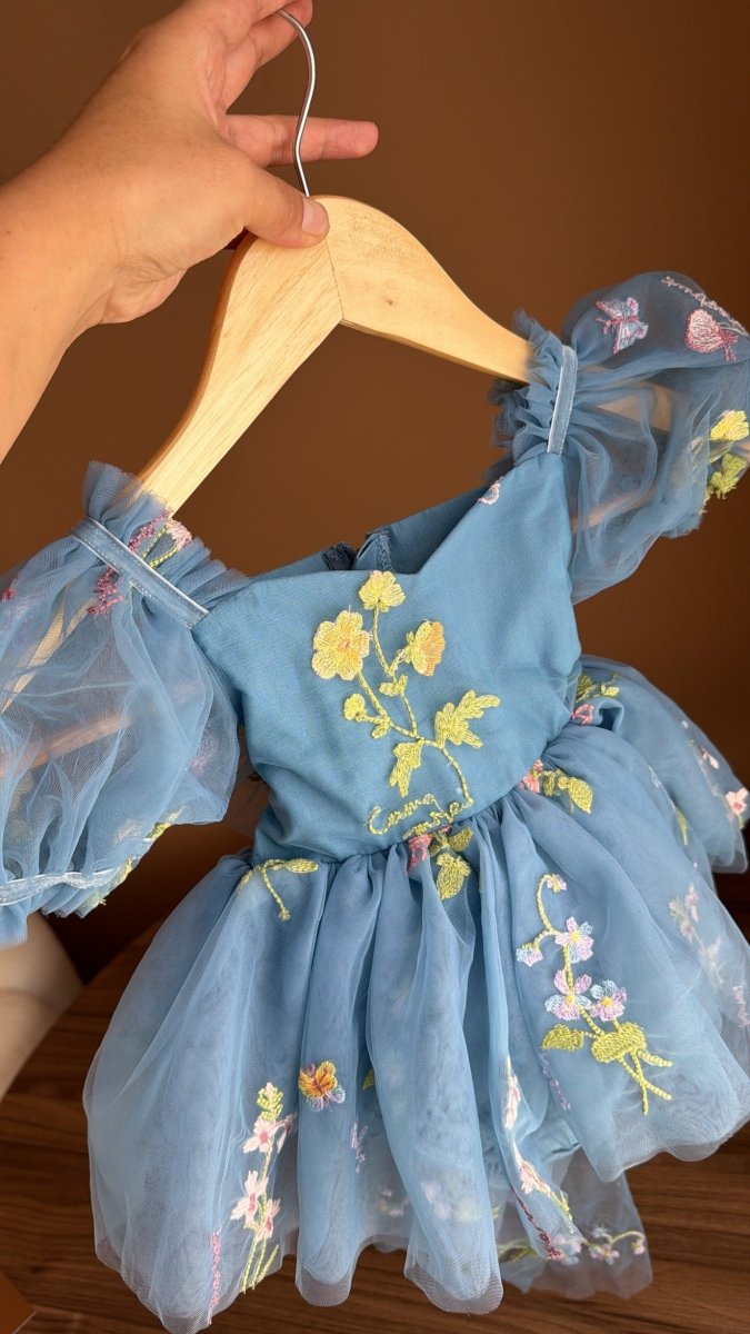 Vestido Tul Azul Bordado Floral con Lazo – Ocasiones Especiales | Vestido de Encaje | Ropa de bebé y niña | El Closet de Emma