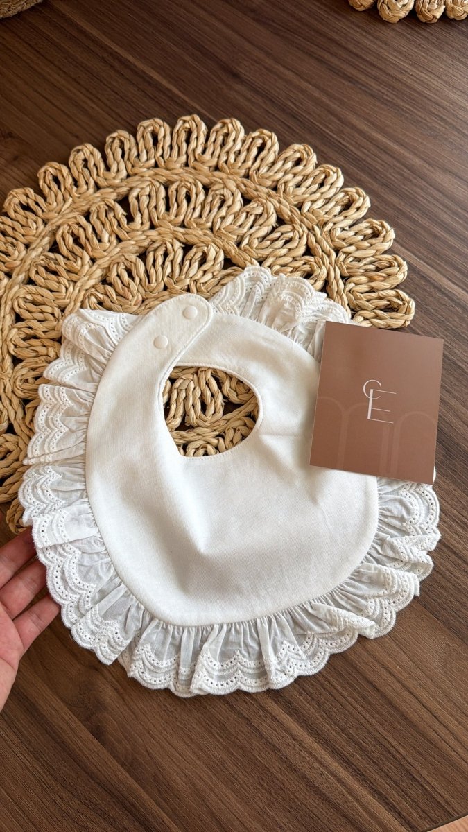 Babero Elegante para Bebé con Encaje Blanco | | Ropa de bebé y niña | El Closet de Emma