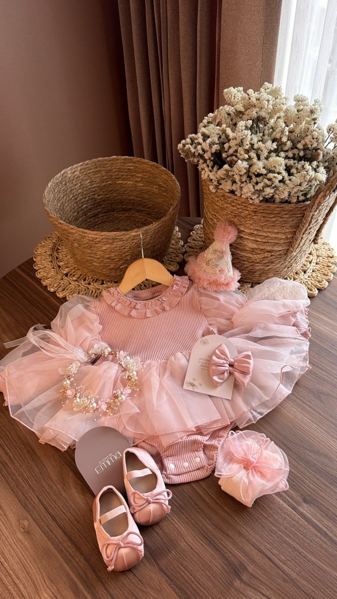 Outfit para Bebé Niña Rosa Pastel con Vestido de Tul, Zapatos, Medias y Accesorios | | Ropa de bebé y niña | El Closet de Emma Imagen principal del producto
