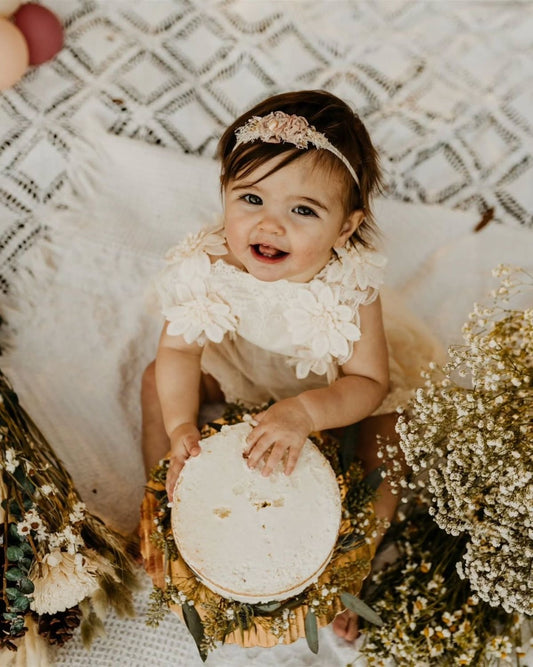 Vestido de Encaje Beige con Flores 3D + Vincha