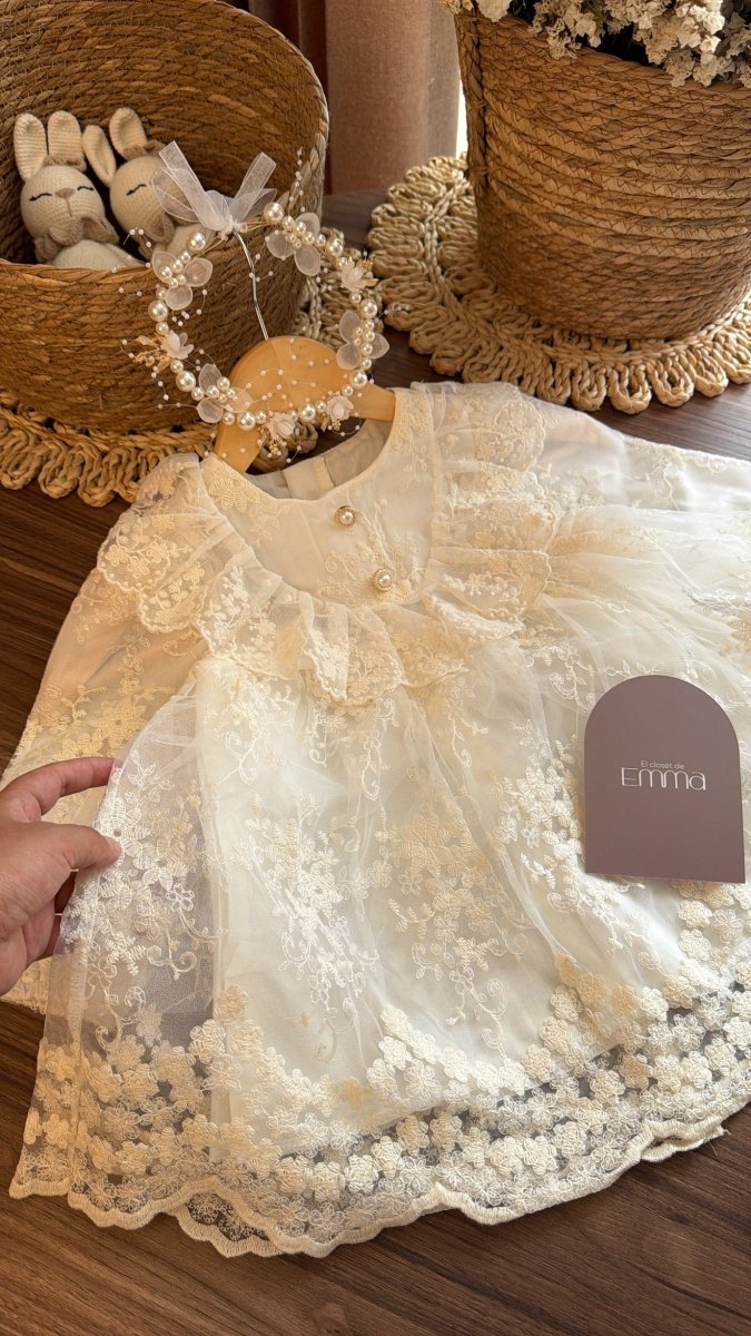 Outfit de Bautizo para Niña en Marfil con Encaje Floral, Zapatos y Tiara de Perlas | El Clóset de Emma | | Ropa de bebé y niña | El Closet de Emma