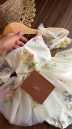 Vestido Marfil Hada Floral con Lazo de Tul y Bordados