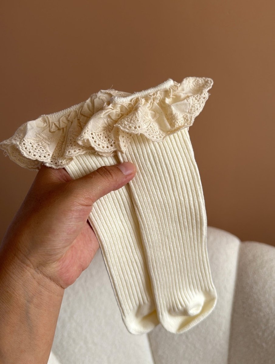 Medias Beige con Encaje – Colección Encanto Vintage 🌼 | Calcetines | Ropa de bebé y niña | El Closet de Emma Imagen principal del producto