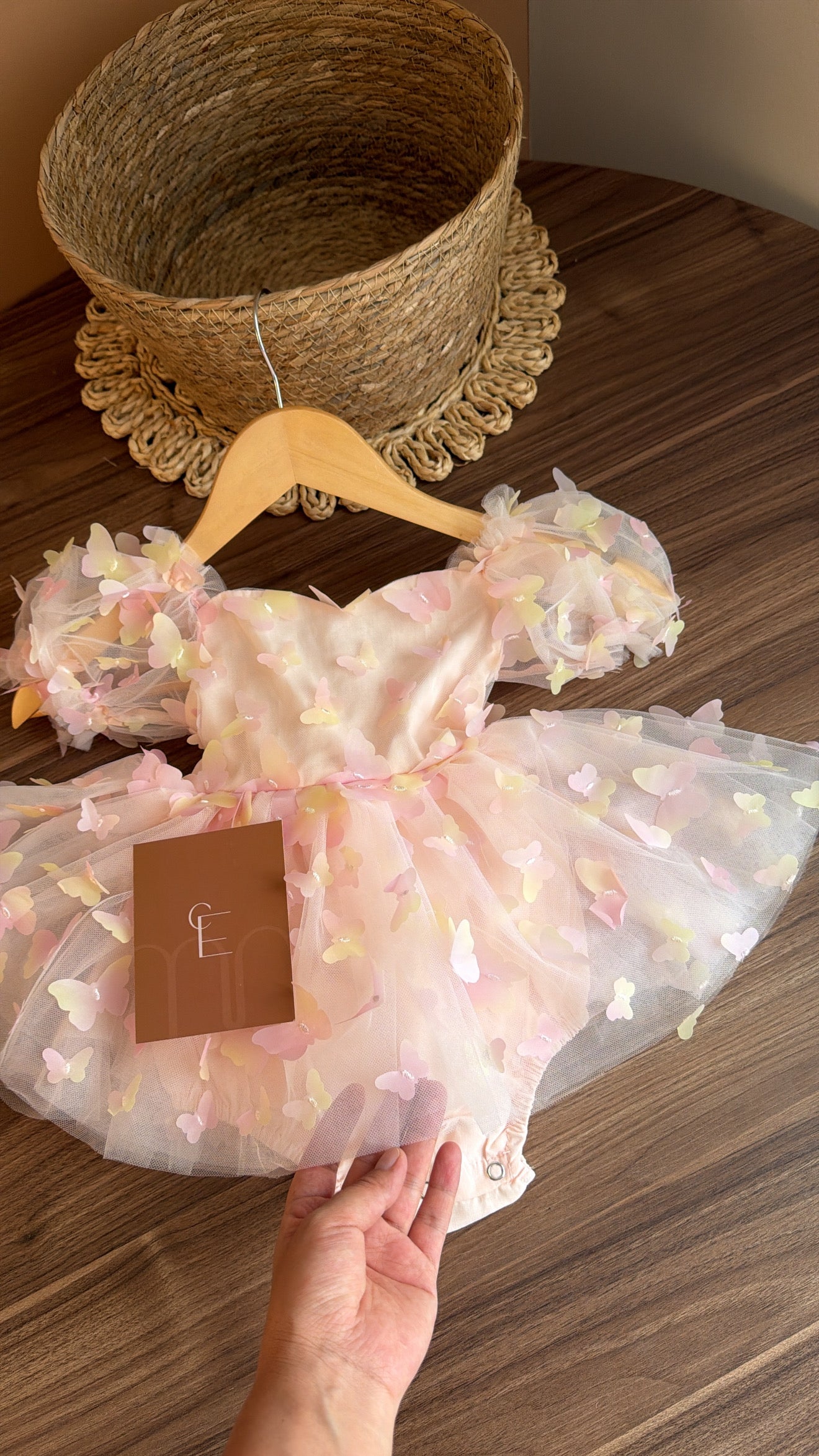 Vestido Tul Rosado con mariposas en 3D con Lazo – Ocasiones Especiales Imagen secundaria del producto