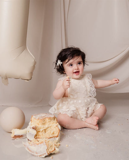 Enterizo Beige con Encaje Floral y Volantes Laterales