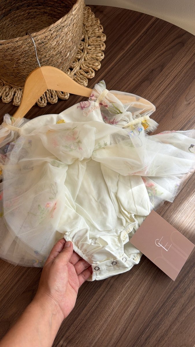 Vestido Marfil Hada Floral con Lazo de Tul y Bordados