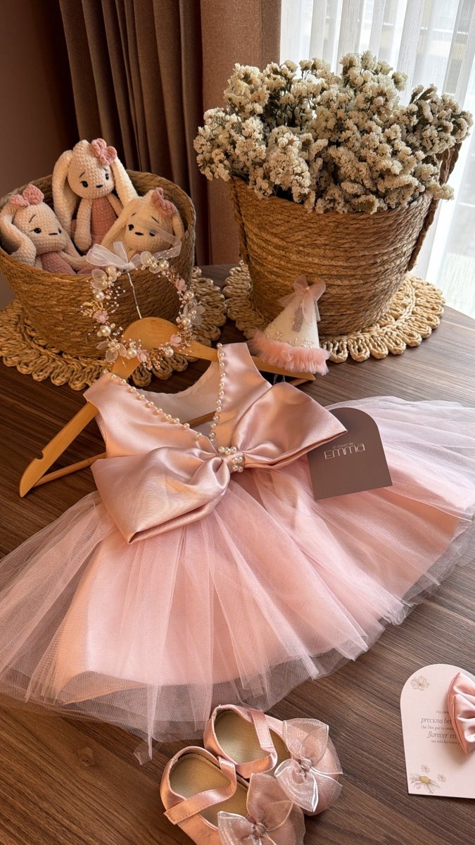 Outfit Rosa Empolvado para Bebé | Vestido de Tul con Perlas, Zapatos, Tiara y Gorrito de Primer Año | | Ropa de bebé y niña | El Closet de Emma