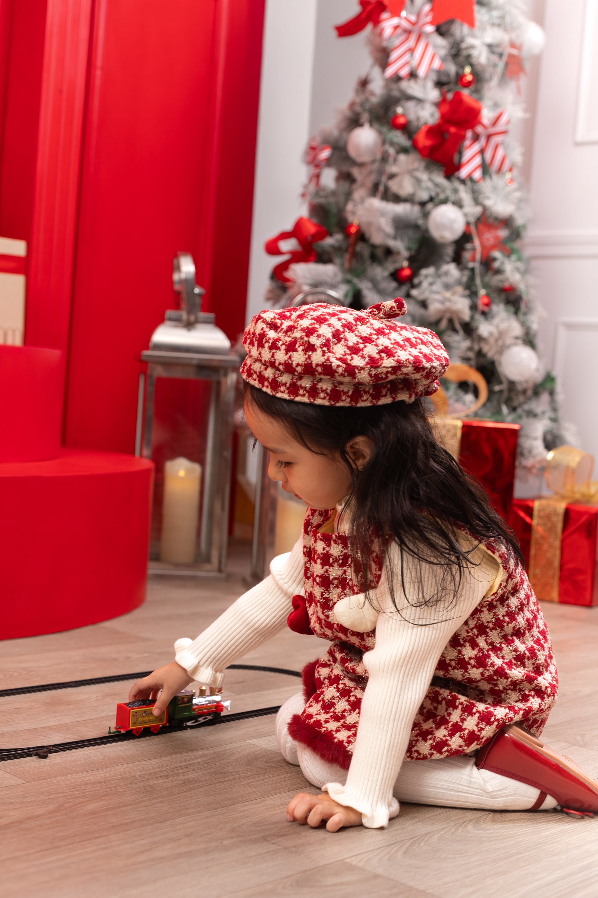 Vestido y Boina Cuadros Corazones – Colección Amor de Invierno ❤️❄️ Imagen principal del producto