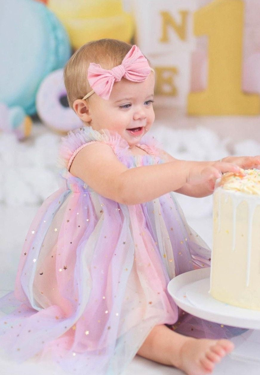 Vestido Arcoíris de Tul con Estrellas Doradas – Modelo Rainbow Star