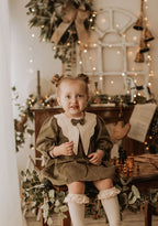 Vestido Verde Oliva con Cuello en Pico y Lazo – Colección Encanto Natural 🌿