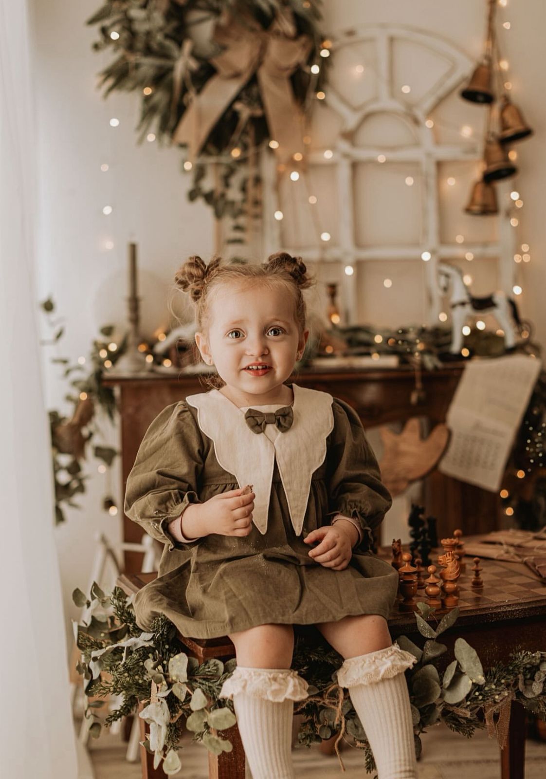 Vestido Verde Oliva con Cuello en Pico y Lazo – Colección Encanto Natural 🌿