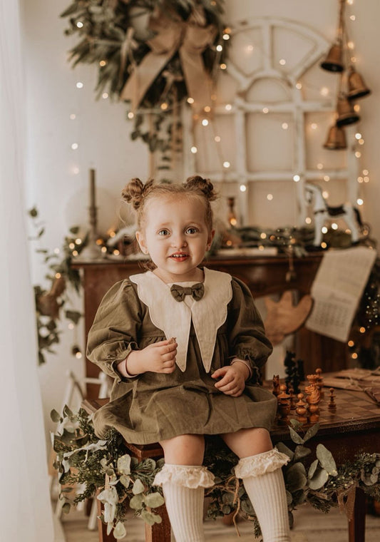 Vestido Verde Oliva con Cuello en Pico y Lazo – Colección Encanto Natural 🌿