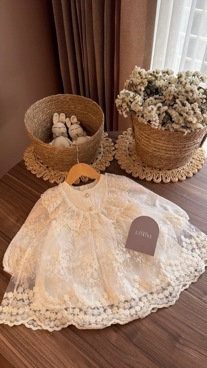 Outfit de Bautizo para Niña en Marfil con Encaje Floral, Zapatos y Tiara de Perlas | El Clóset de Emma | | Ropa de bebé y niña | El Closet de Emma