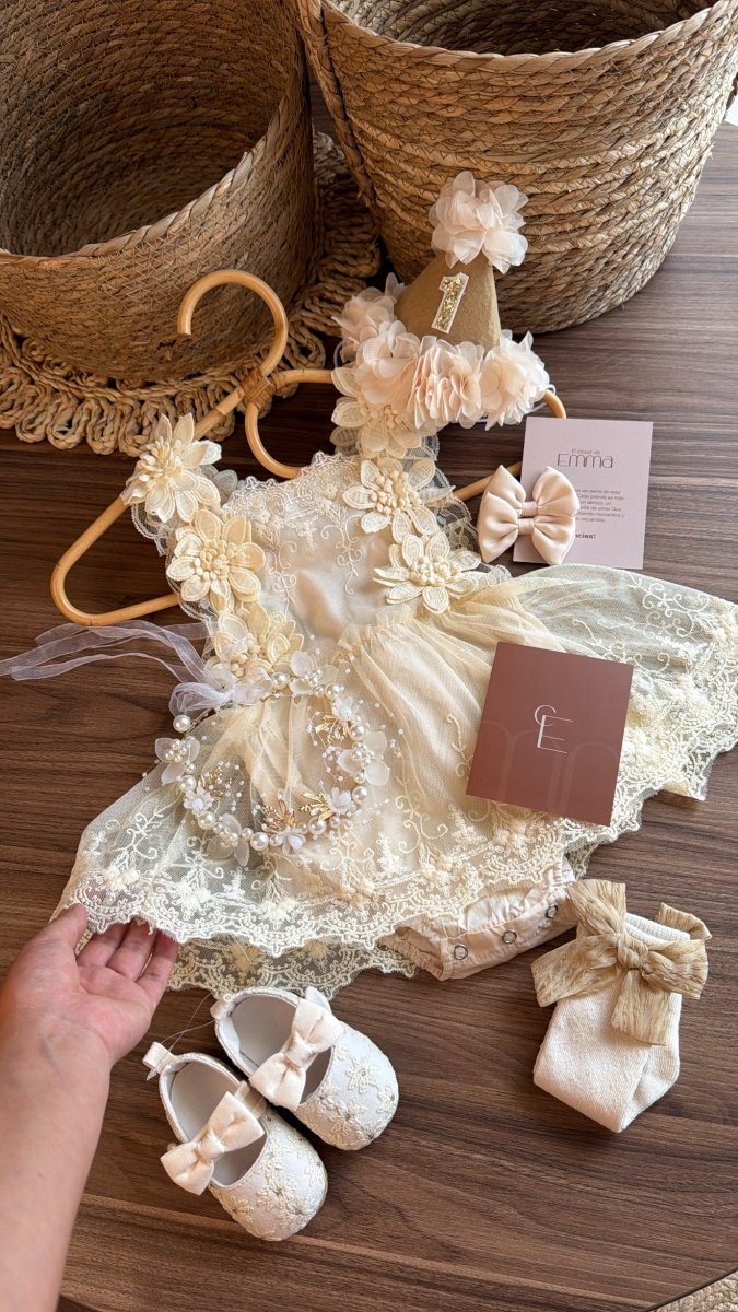 Vestido de encaje outfit aura de ternura | Vestido de Encaje | Ropa de bebé y niña | El Closet de Emma