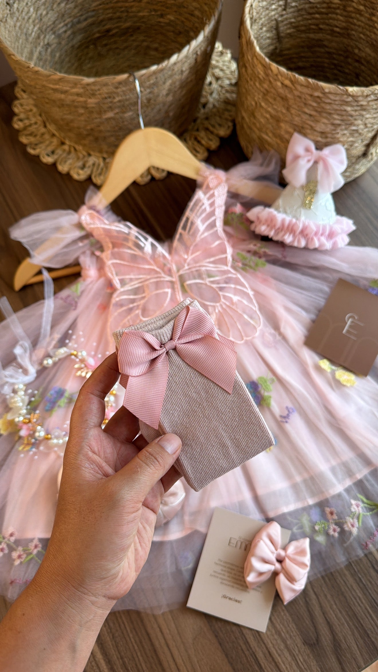 Outfit  vestido rosa con Alas de Ensueño