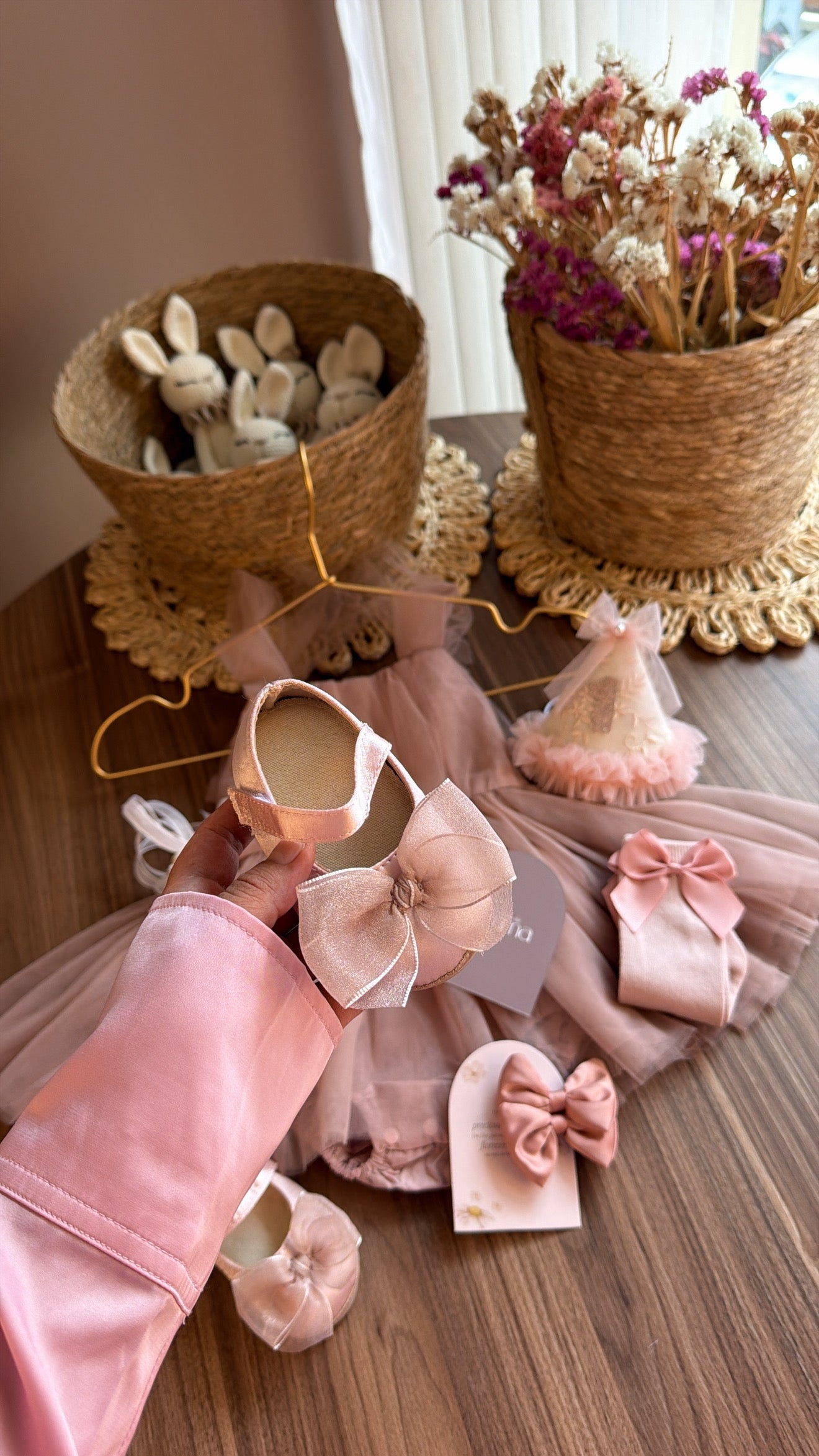 Outfit Vintage Rosa Empolvado para Bebé Niña | Vestido de Tul Elegante con Accesorios | El Clóset de Emma