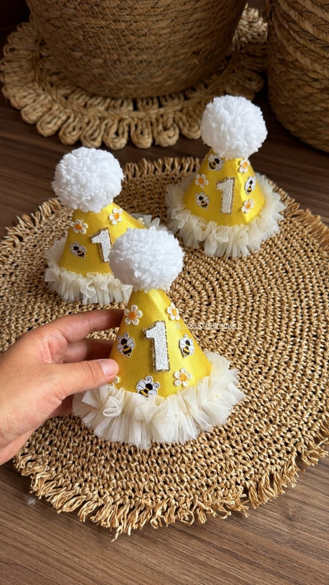 Gorro de la abejita | Gorro de Cumpleaños | Ropa de bebé y niña | El Closet de Emma Imagen principal del producto